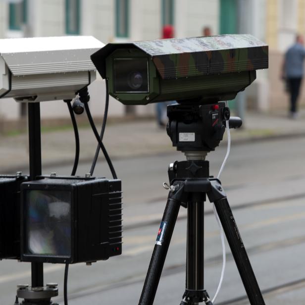 ABD0057_20170816 - Zwei mobile Videoüberwachungskameras sind am 16.08.2017 für einen Pressetermin in Görlitz (Sachsen) an einer Straße aufgebaut. Am selben Tag informierte sich Sachsens Innenminister Ulbig (CDU) über Möglichkeiten zur Videoüberwachung an Kriminalitätsbrennpunkten in Görlitzer Altstadt. In der Stadt Görlitz hat die Eigentumskriminalität in den letzten Jahren deutlich zugenommen. Insbesondere die Altstadt hat sich dabei zu einem Kriminalitätsbrennpunkt entwickelt. Foto: Arno Burgi/dpa-Zentralbild/dpa +++(c) dpa - Bildfunk+++