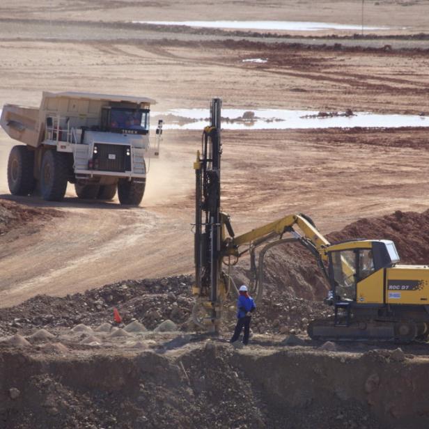 Vergangene Woche hätten die ersten Kupferlieferungen aus Oyu Tolgoi abtransportiert werden sollen, daraus wurde in letzter Minute dann doch nichts. Laut Branchenkennern dürfte ein heftiger Streit zwischen Regierung und Unternehmen dafür verantwortlich sein - offiziell hat sich keine der beiden Seiten dazu geäußert.