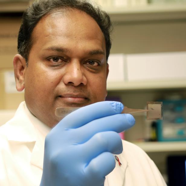 Chandan Sen mit dem Nanochip