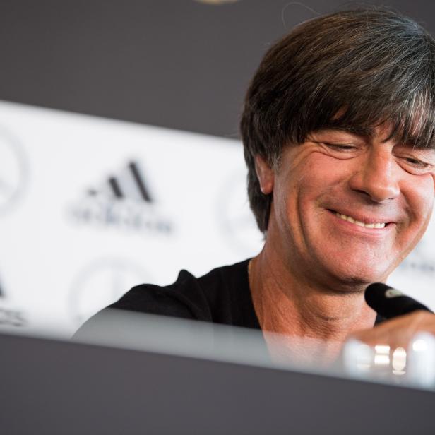 ABD0032_20170903 - Fußball: WM-Qualifikation, Nationalmannschaft, Pressekonferenz, am 03.09.2017 im Mercedes-Benz Museum in Stuttgart (Baden-Württemberg). Bundestrainer Joachim Löw lacht während der Pressekonferenz. Foto: Sebastian Gollnow/dpa +++(c) dpa - Bildfunk+++