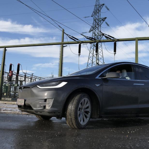 Der Tesla Model X quasi vor einer seiner Nahrungsquellen