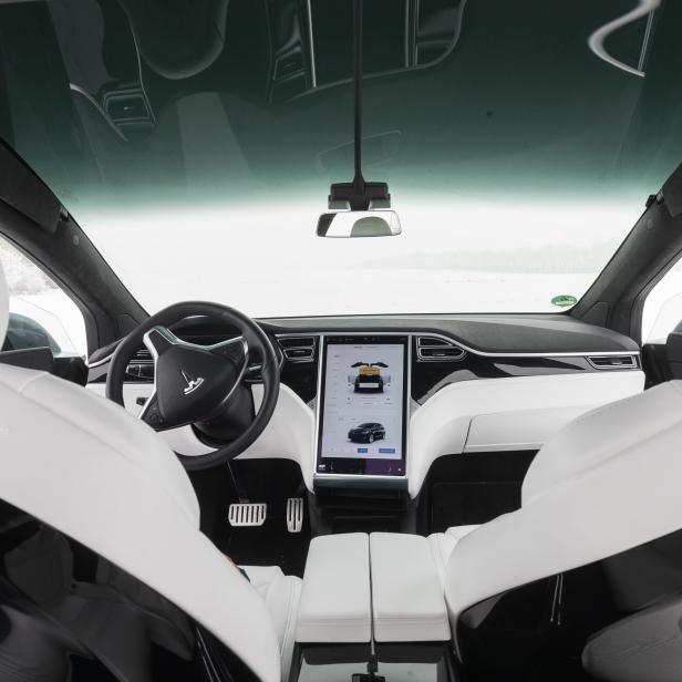 Die futurezone durfte einige Tage lang mit dem Tesla Model X durch die Gegend düsen. Der futuristische Innenraum beeindruckt beim ersten Betreten...