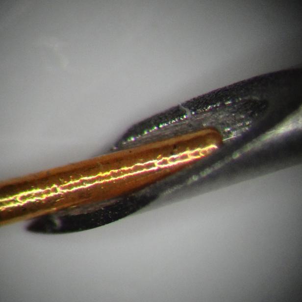 Dieser zylinderförmige, magnetische Mikroroboter kann mit einer dünnen Injektionsnadel in den Augapfel eingeführt werden