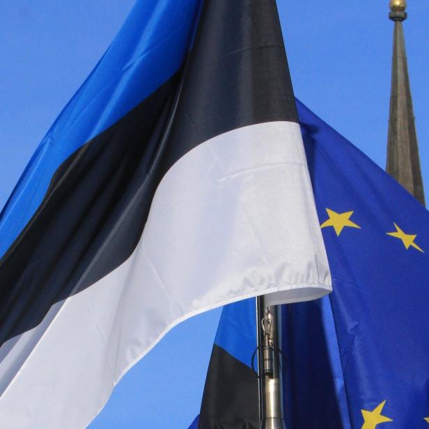 Die Flagge Estlands neben der EU-Flagge in Tallinn