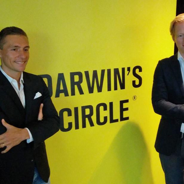 Johannes Müller und Nikolaus Pelinka, die beiden Veranstalter der Digitalisierungs-Konferenz Darwin&#039;s Circle, bei der Präsentation des Programmablaufes