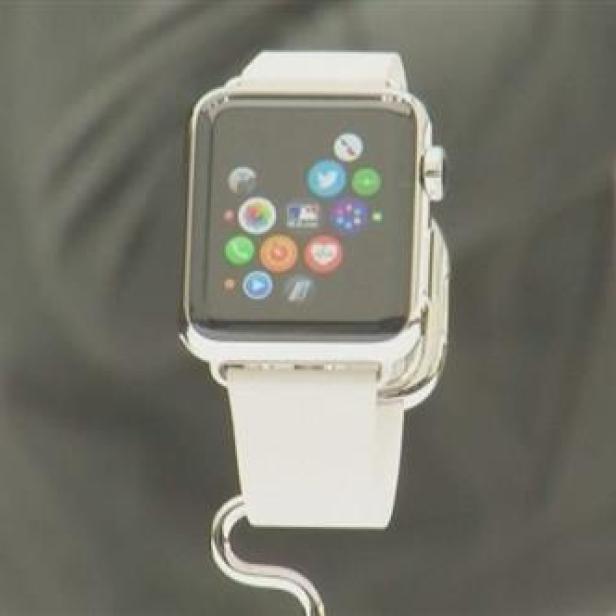 Eine Apple Watch mit weißem Armband wird präsentiert.