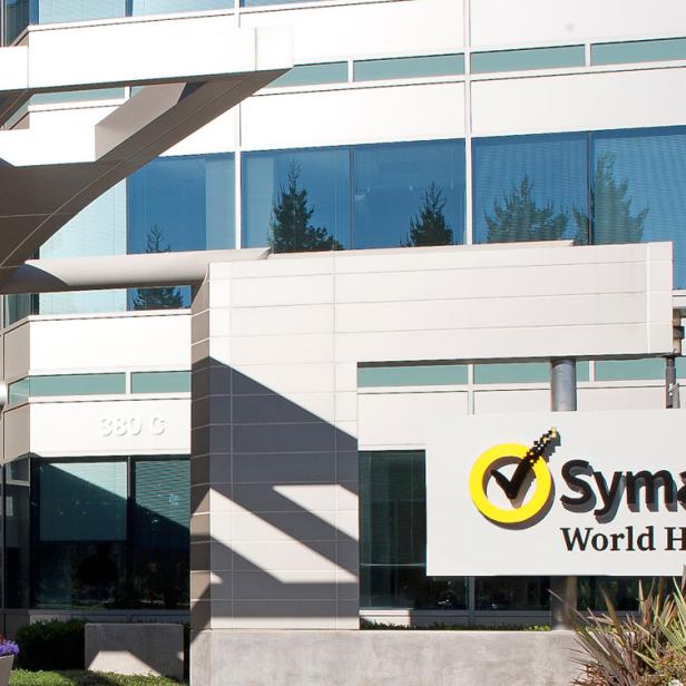 Das Symantec World Headquarters Gebäude mit dem Firmenschild im Vordergrund.