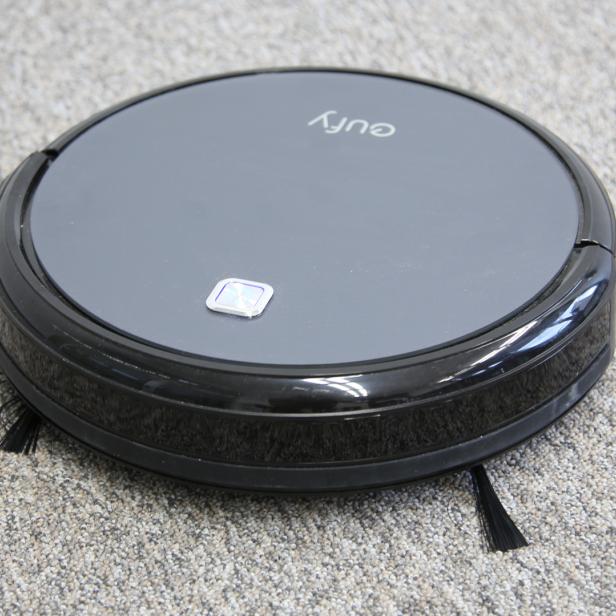 Der Eufy RoboVac 11 kommt in Schwarz und Grau recht unauffällig daher.