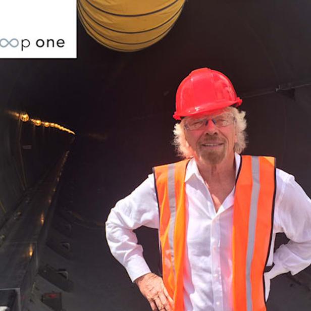 Richard Branson vor einer der 3,3 Meter breiten Röhren von Virgin Hyperloop One