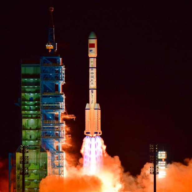 Video Zeigt Wie Die Chinesische Rakete Durch Den Orbit Taumelt