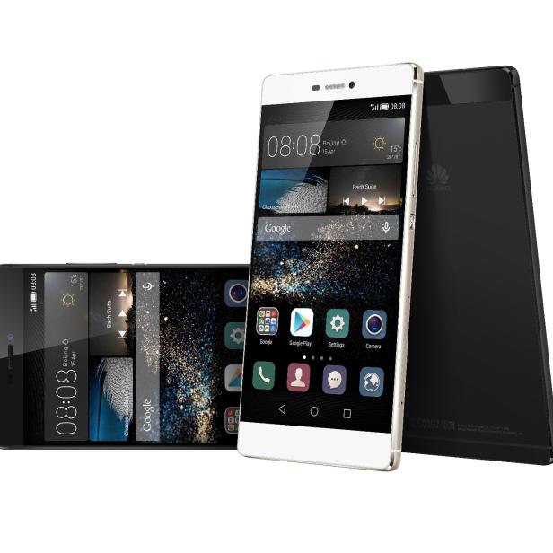 Drei Huawei-Smartphones liegen auf einem weißen Hintergrund.