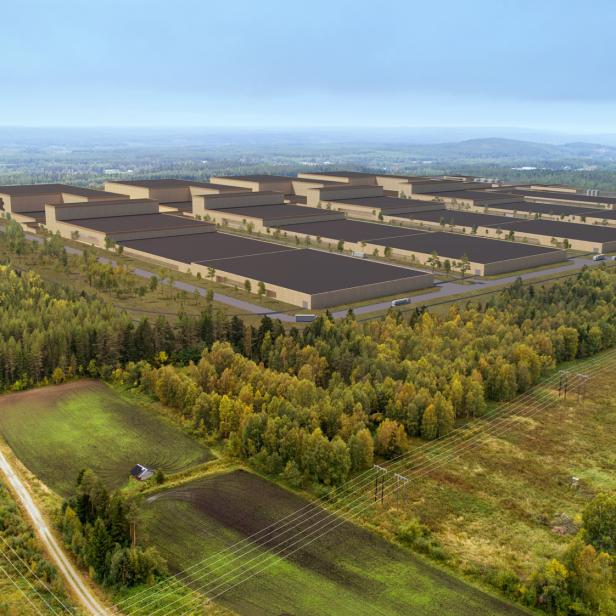 Luftaufnahme einer großen Northvolt-Fabrik inmitten einer Waldlandschaft.