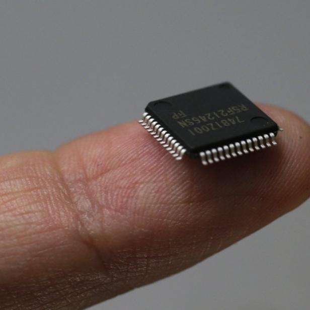 Mikrochip auf Finger.