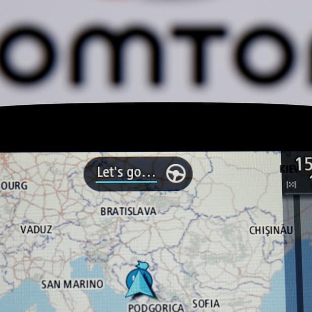 Ein TomTom-Navigationsgerät zeigt eine Karte von Europa mit der Routenplanung an.