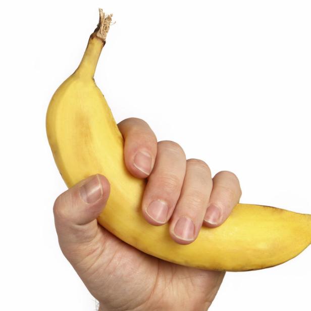 Eine Hand hält eine reife Banane