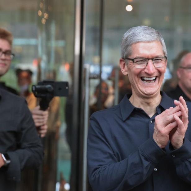 Tim Cook, der CEO von Apple, lacht und klatscht vor einer Menschenmenge.