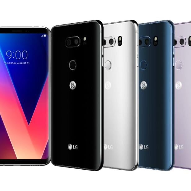 Eine Reihe von LG V30 Smartphones in verschiedenen Farben.