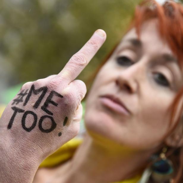 Eine Demonstrantin am Place de la République in Paris.