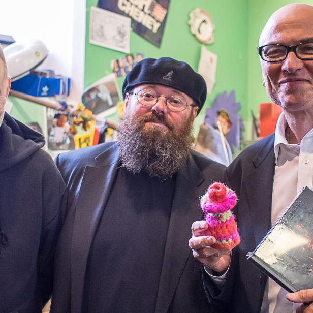 Am Foto: Franz Ablinger (monochrom), Günther Friesinger (Festivalleitung paraflows) und Werner Müller (Geschäftsführer des Vereins für Antipiraterie) mit dem WOLO 2014