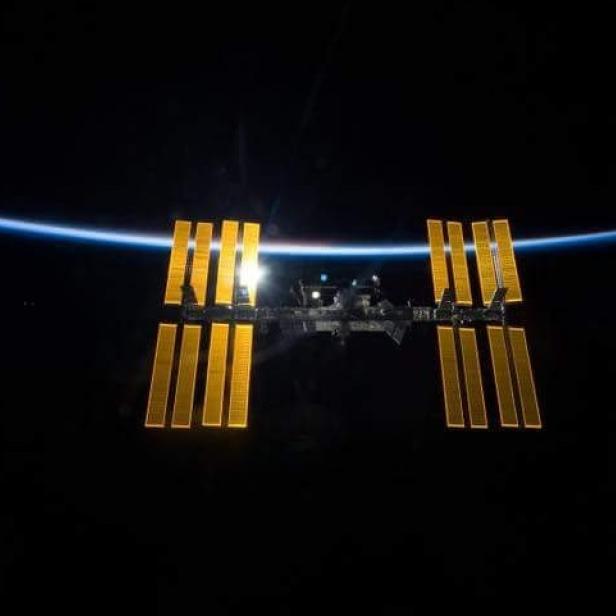 Die Internationale Raumstation ISS vor dem Hintergrund der Erdkrümmung.