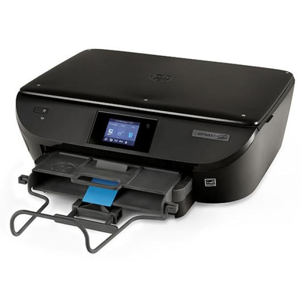 Ein schwarzer HP-Drucker mit geöffneter Papierkassette.