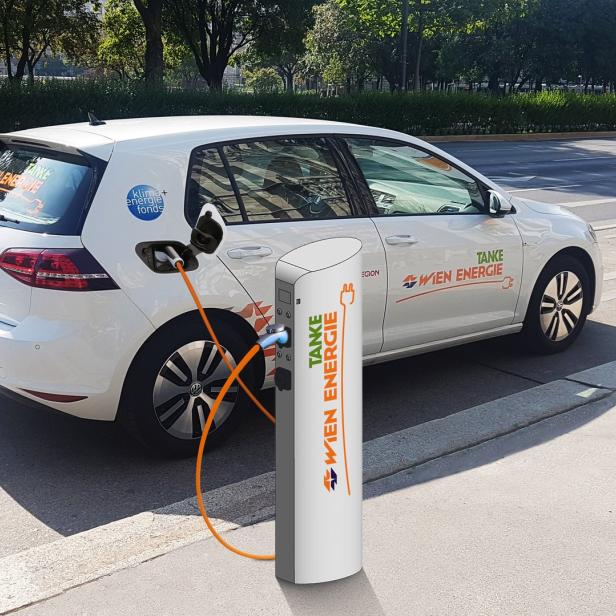 Ein weißer VW wird an einer „Wien Energie“-Ladestation aufgeladen.