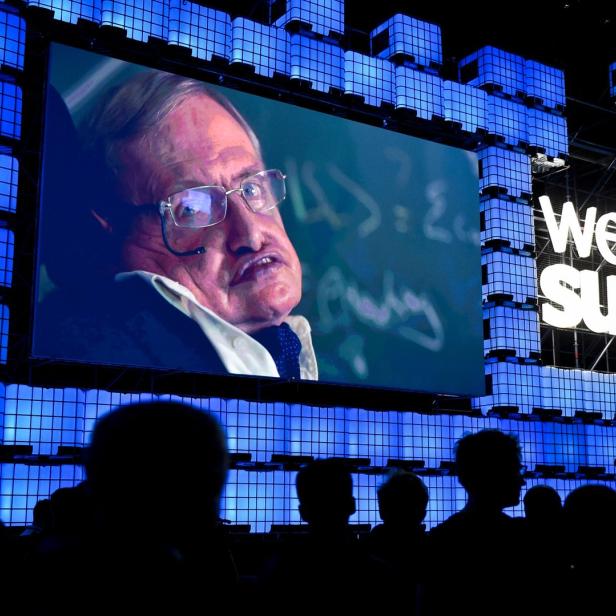 Stephen Hawking hielt am Web Summit eine Rede über KI.