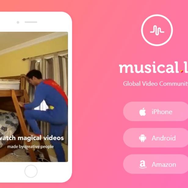 Ein Mann im Superhelden-Kostüm klettert auf einem Smartphone-Screenshot ein Hochbett hinauf, beworben wird die App Musical.ly.
