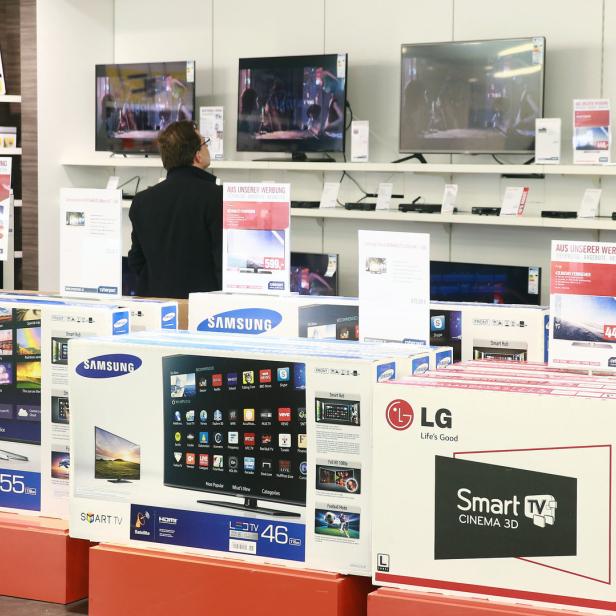 In einem Elektronikgeschäft werden verschiedene Fernseher der Marken Samsung und LG ausgestellt.