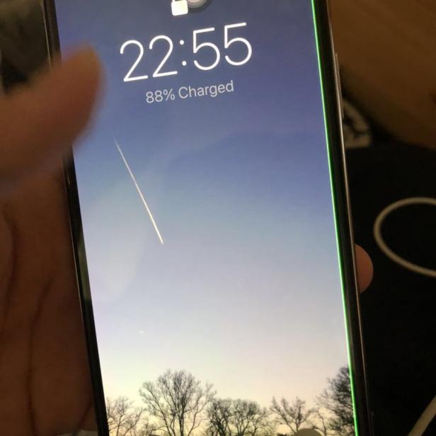 IPhone X mit grüner Linie im Display