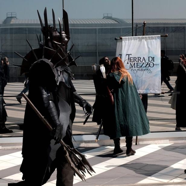 Eine Gruppe von Cosplayern, darunter eine Figur als Sauron, posiert für ein Foto.