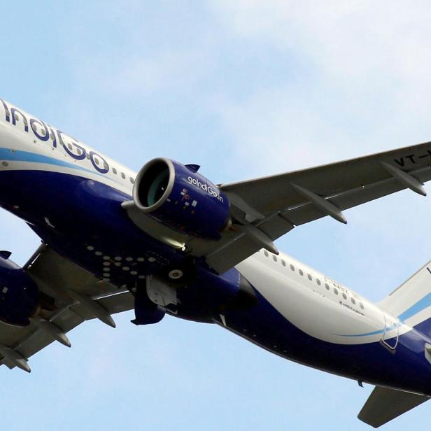 Ein blau-weißes Flugzeug der Fluggesellschaft IndiGo im Flug.