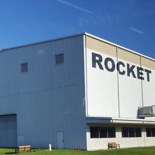 Ein Gebäude des Rocket Parks der NASA unter blauem Himmel.