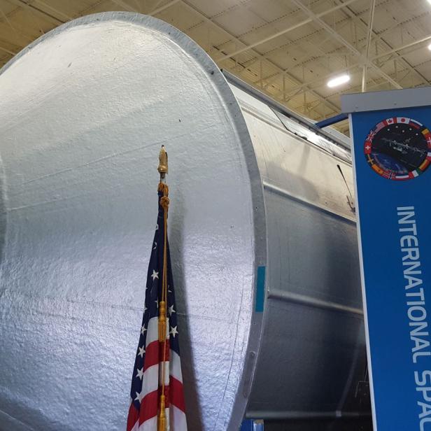 Ein Modell der Internationalen Raumstation mit einer US-Flagge im Vordergrund.