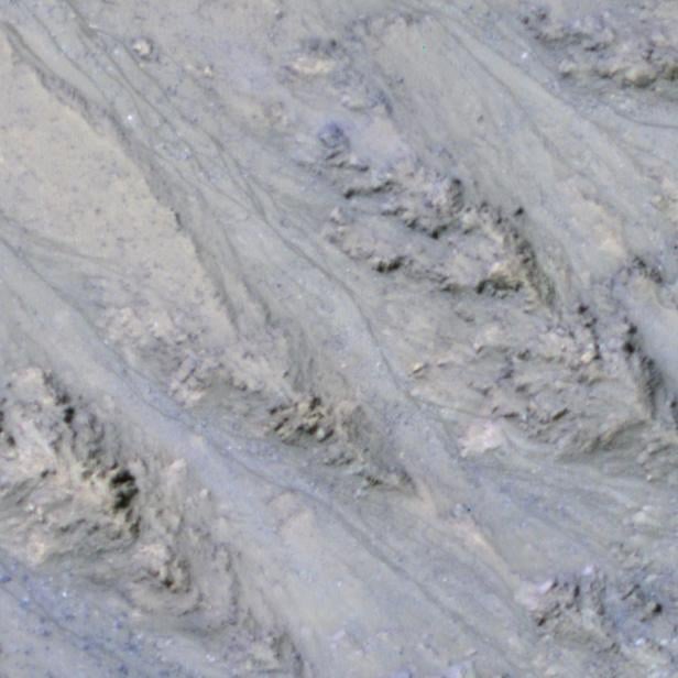 Geröllhalde mit dunklen Streifen, möglicherweise durch saisonales Auftauen von Eis entstanden.