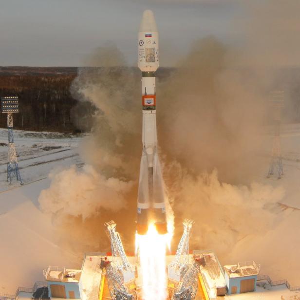 Eine Rakete startet von einer schneebedeckten Startrampe.