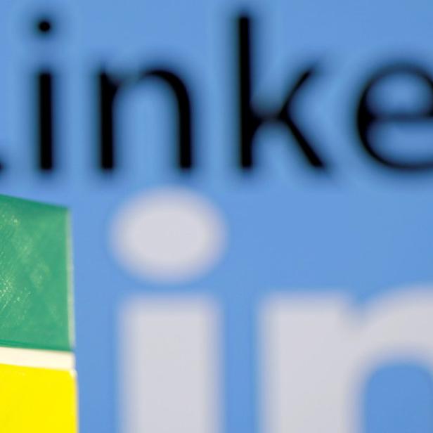 Ein bunter Würfel steht vor dem LinkedIn-Logo.
