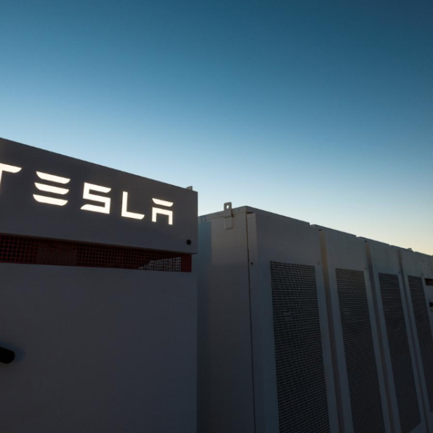 Tesla hat die weltgrößte Batterie in Australien in Betrieb genommen