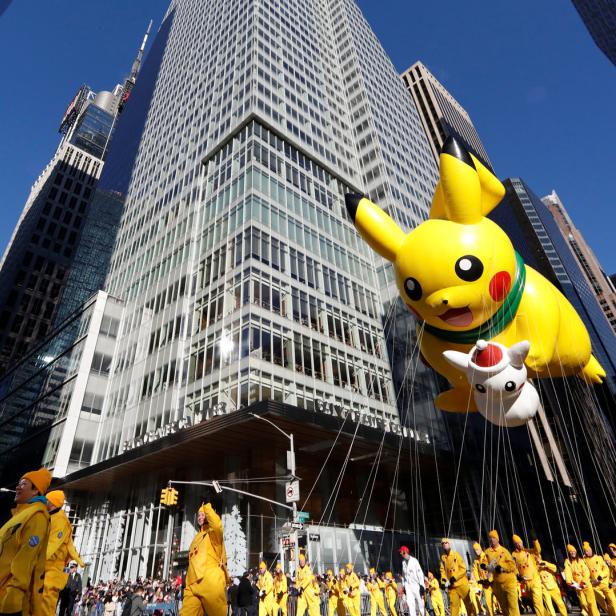 Ein Pikachu-Ballon bei einer Straßenparade