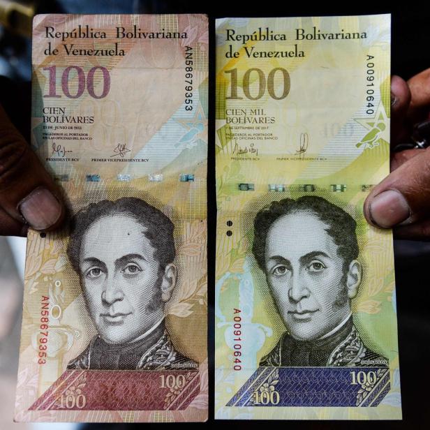 Astronisch hohe Inflation: 100.000-Bolivar-Note (re.) und alter „100er“