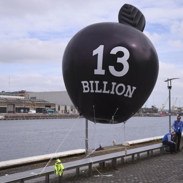 Demonstranten in Dublin, die für die Rückzahlung der 13 Milliarden Euro von Apple sind