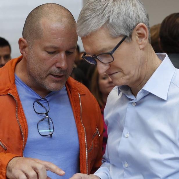 Apple CEO Tim Cook (re.) mit Jonathan &quot;Jony&quot; Ive (li.)