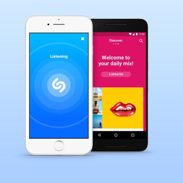 Zwei Smartphones zeigen die Shazam-App und eine Musik-App an.