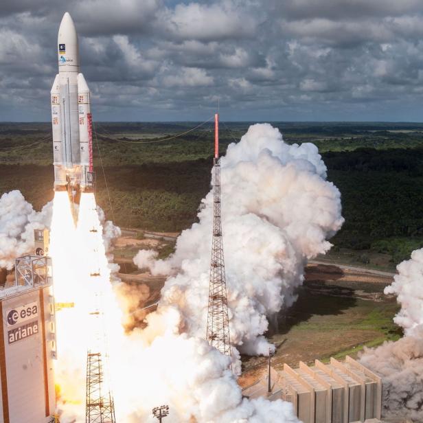 Eine Ariane-Rakete startet mit einer großen Rauchwolke vom Weltraumbahnhof in Französisch-Guayana.