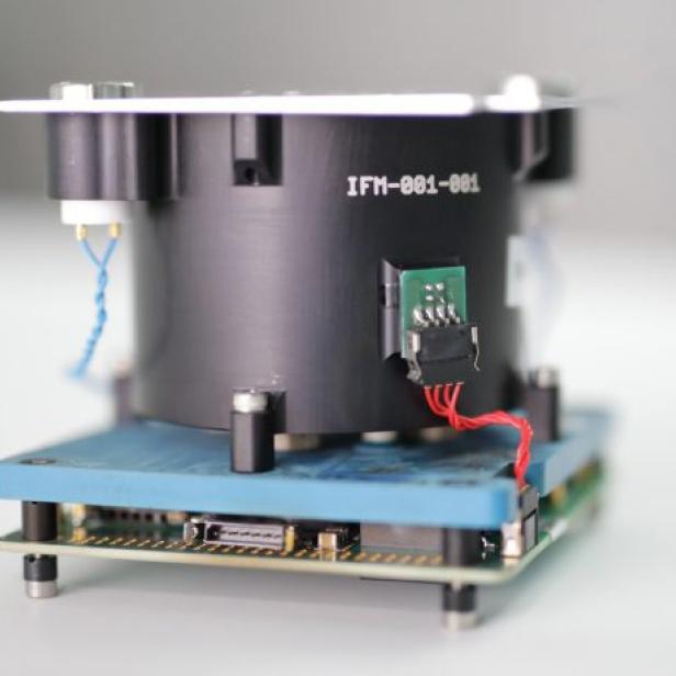 Ein elektronisches Gerät mit der Aufschrift IFM-801-801 steht auf einem Tisch.