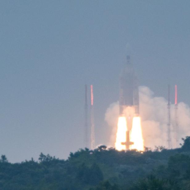 Eine Rakete startet und schießt mit Rauch und Flammen in den Himmel.
