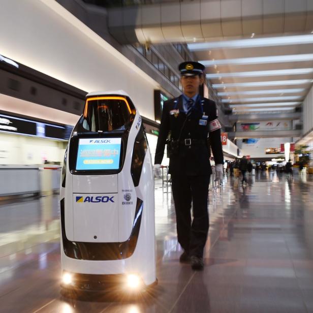 Roboter weisen am Flughafen in Tokio den Weg