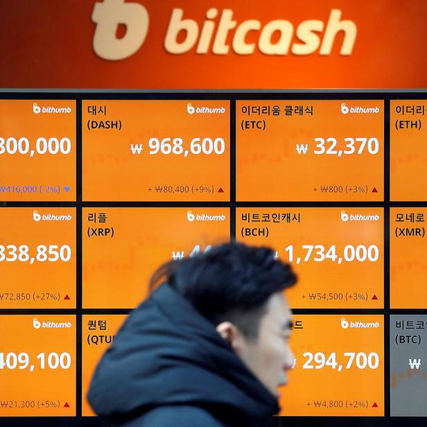 Eine Anzeigetafel mit den aktuellen Kursen verschiedener Kryptowährungen in koreanischen Won.
