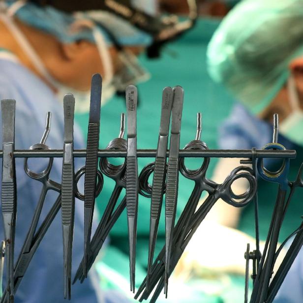 Chirurgische Instrumente stehen für eine Operation bereit.
