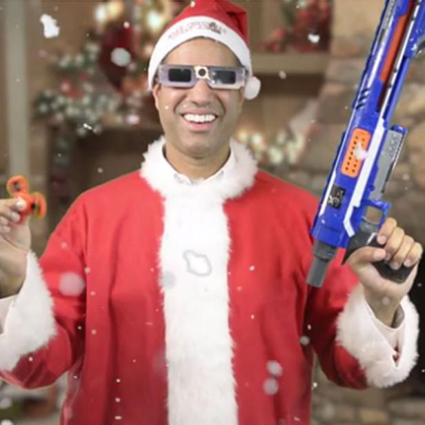 Ajit Pai als Weihnachtsmann mit Fidget Spinner und Nerf Gun in einem Anti-Netzneutralität-Video